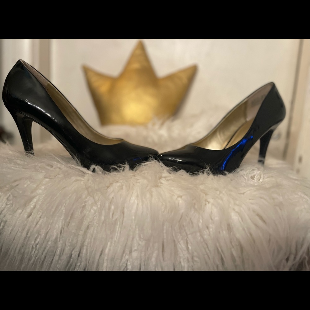 Ladies Christian Sirano sleek black pointed toe pump heel size 8.5